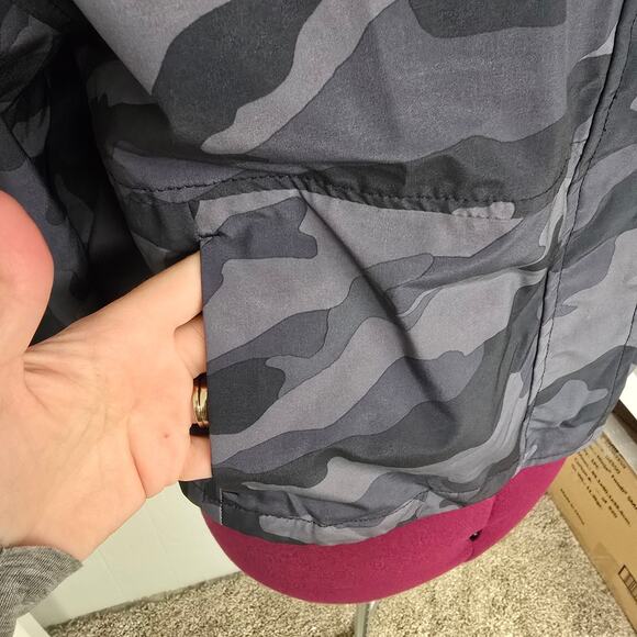 Women's Old Navy "Active" Gray Camo Water Resistant Cropped Rain Jacket | Size M - Picture 5 of 12